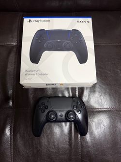 Midnight black PS5 controller