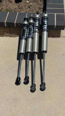 Fox 2.0 smooth body shocks for Ford super duty with leveling kit