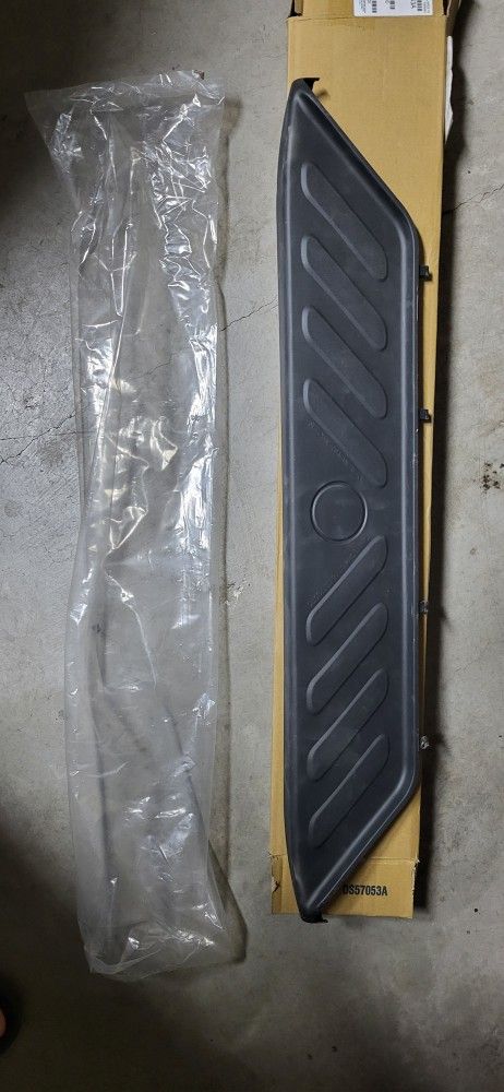 Nissan FRONTIER center Step