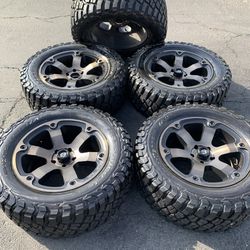 20” Jeep Wrangler Gladiator Fuel Beast wheels and 34” BF Goodrich KM3 Mud-Terrain tires