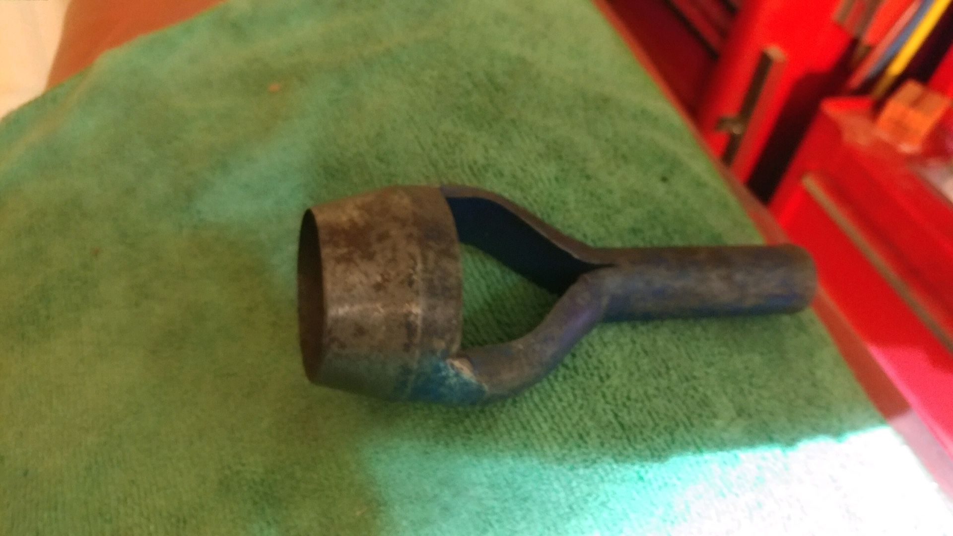 Gasket hole puncher