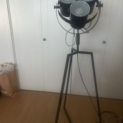 Black Metal Projector-Style Floor Lamp – 3 Adjustable Lights
