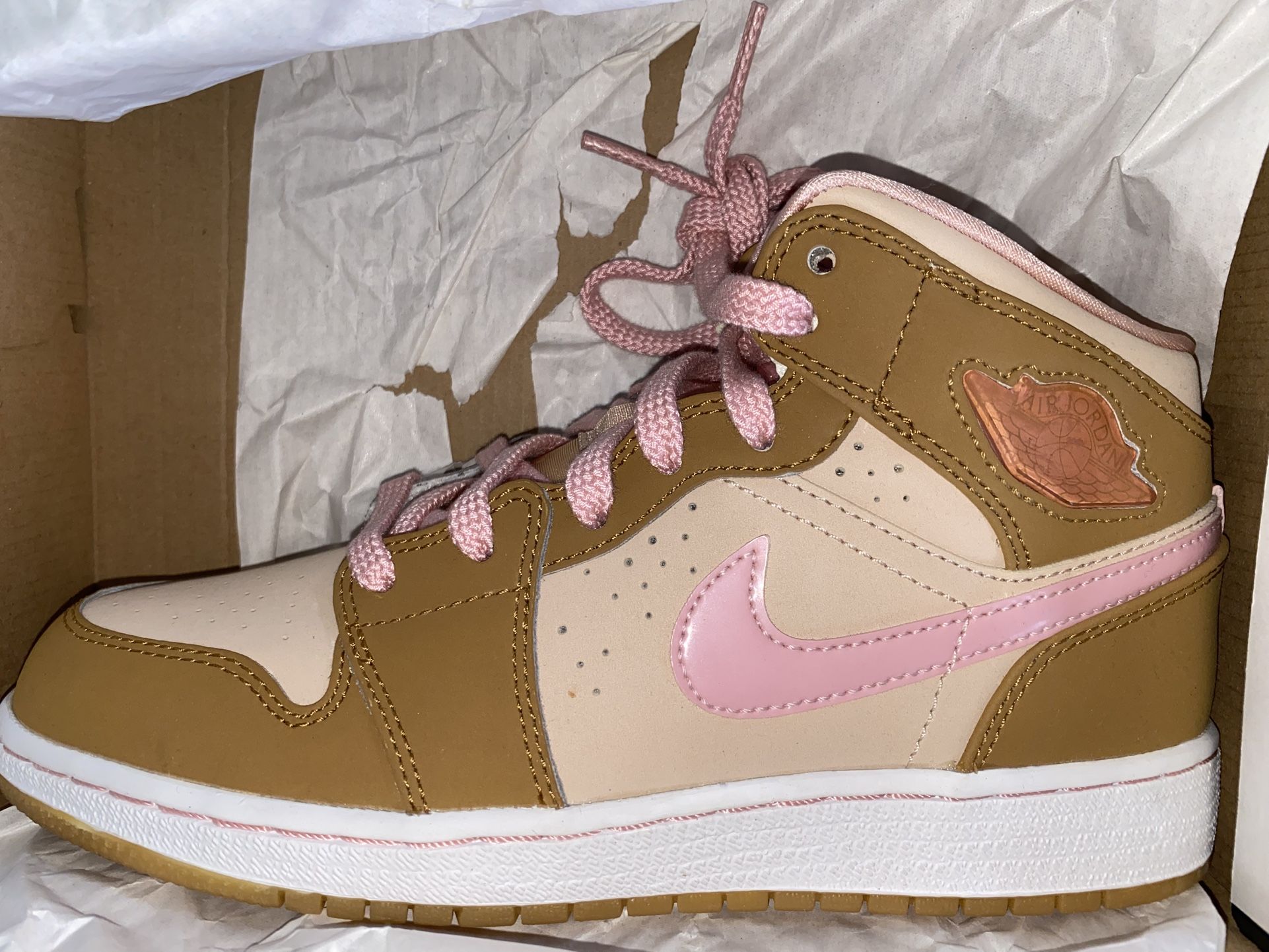 Air Jordan 1 Retro *Lola Bunny* (GS) display picture 2