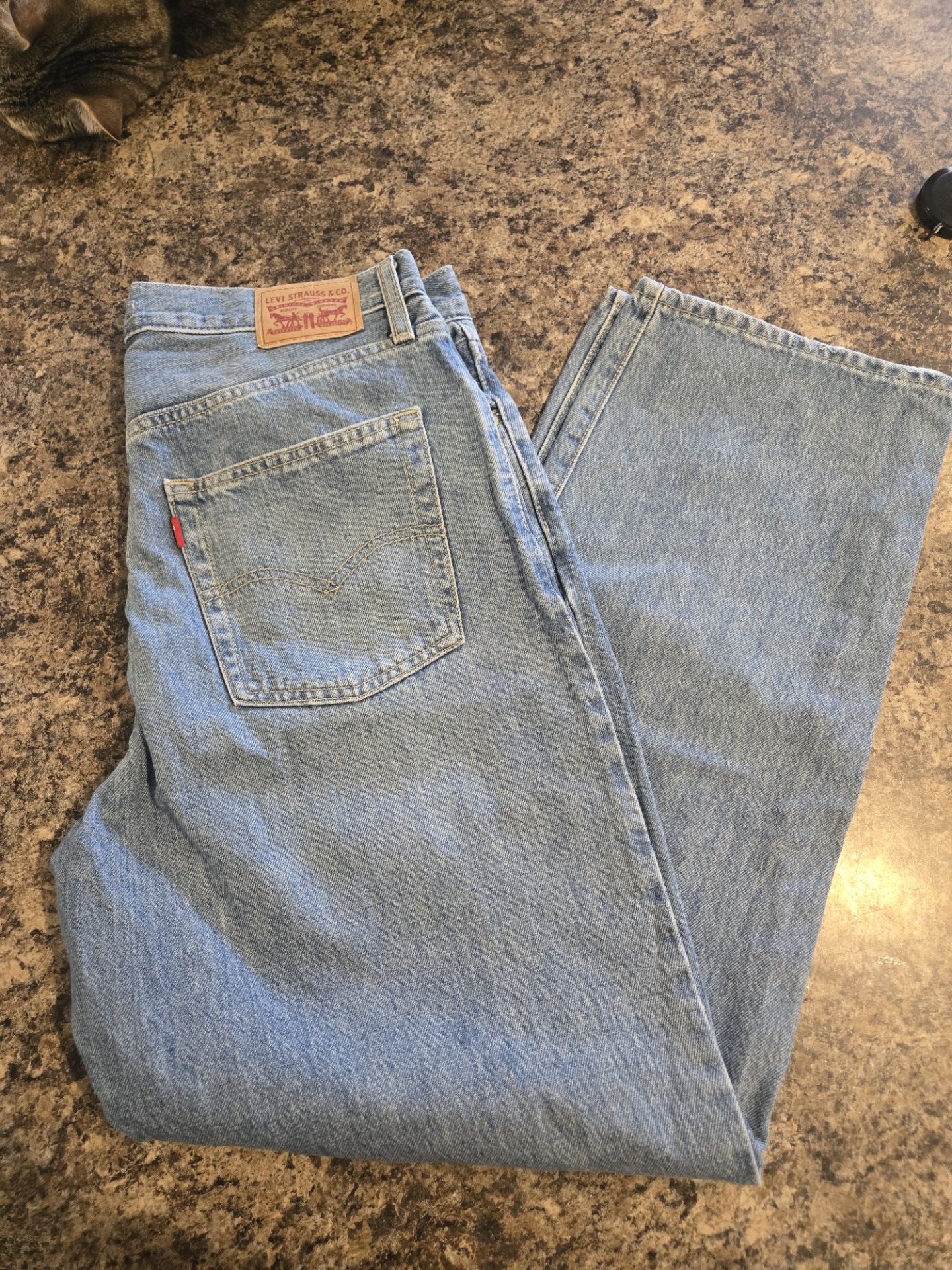 Levi's light wash distressed jeans size 41 inseam 29