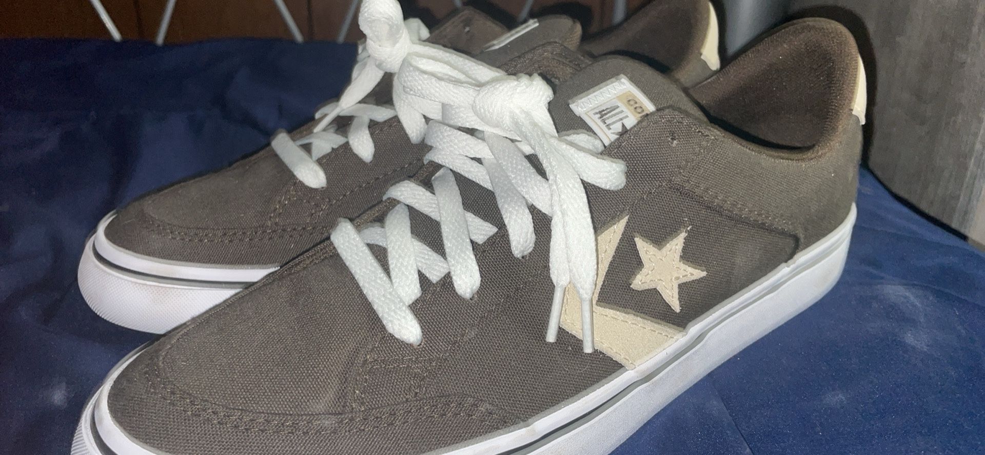 Converse Shoes (Size 10)