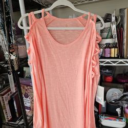 Ladies New Top W Cut Out Sleeves. XL