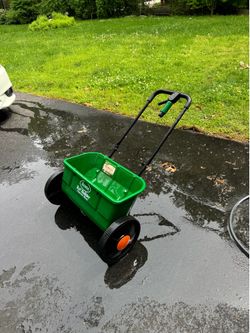 Scotts Turf Builder Classic Drop Spreader