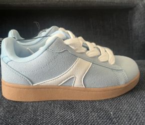 New blue girls' sneakers, size 3