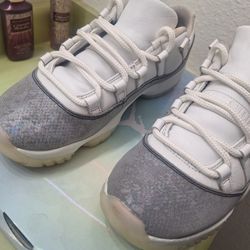 Jordans Snake Skin 11s !! 10.5 Light Used 
