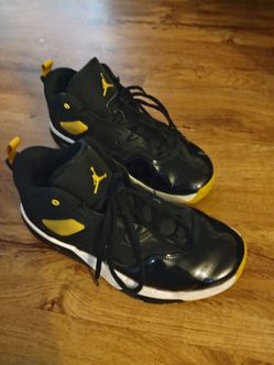 Jordan stay loyal size 6.5