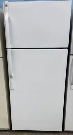 White GE 18 Cu Ft Refrigerator