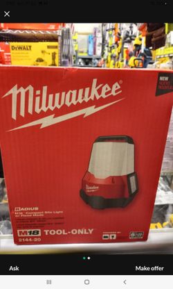 Milwaukee
M18 18-Volt 2200 Lumens Cordless Radius LED Compact Site Light with Flood Mode (Tool-Only)