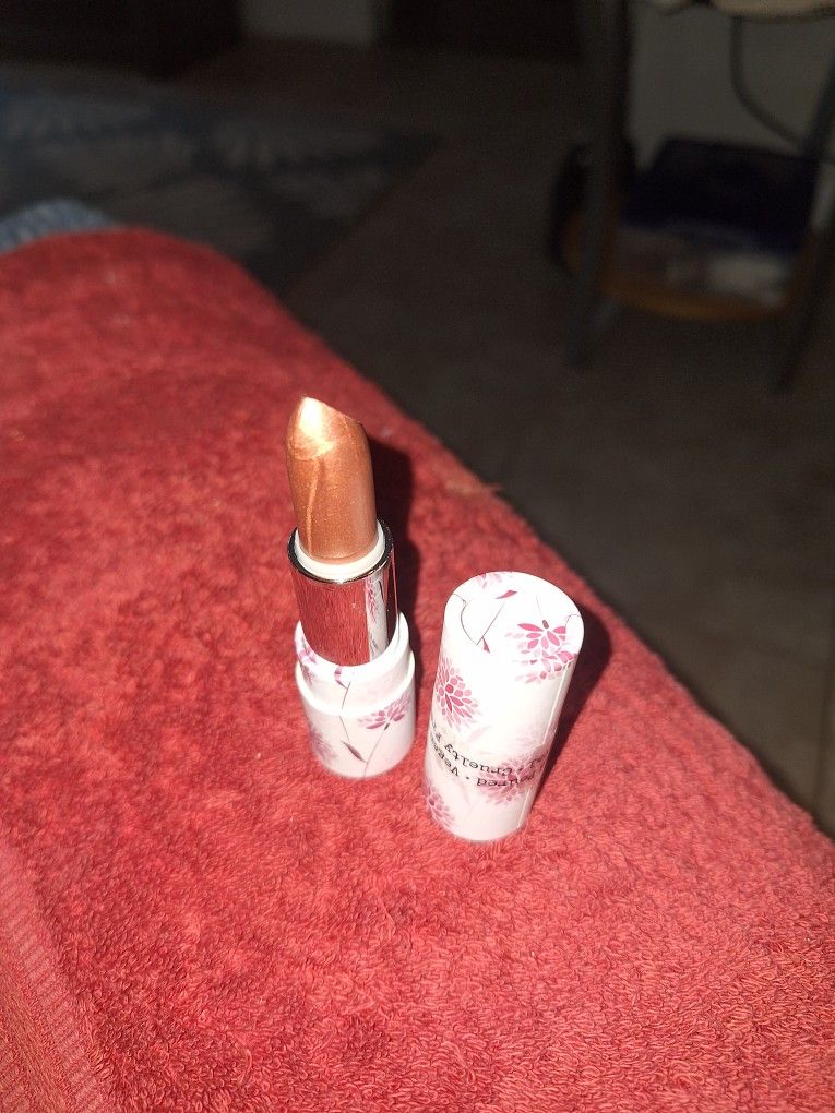 New COLOR THE WORLD LIPSTICK in Rose Gold!