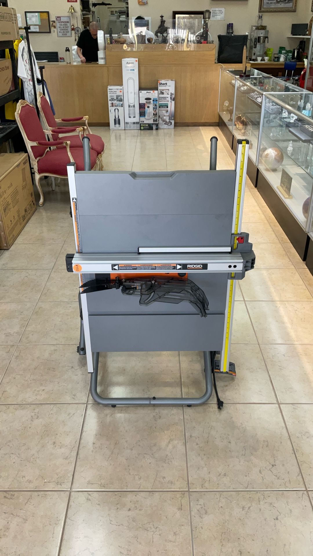 RIDGID TABLE SAW WITH BEVEL LOCK LEVER.
