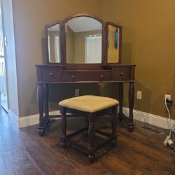 MUST GO Wooden Make Up Vanity With Stool
