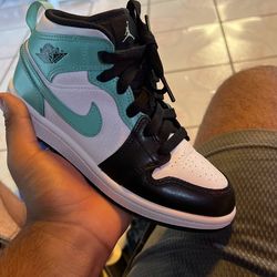 Jordan 1 Mid Tropical Twist