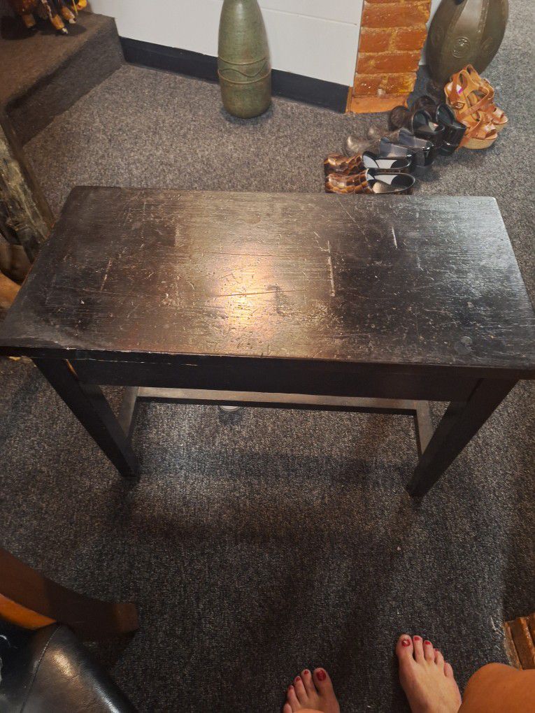A MERRIAM CO PIANO STOOL TOP COMES UP