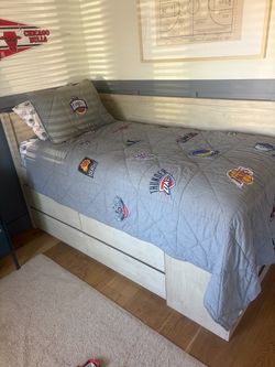 Pottery barn, bed, twin size