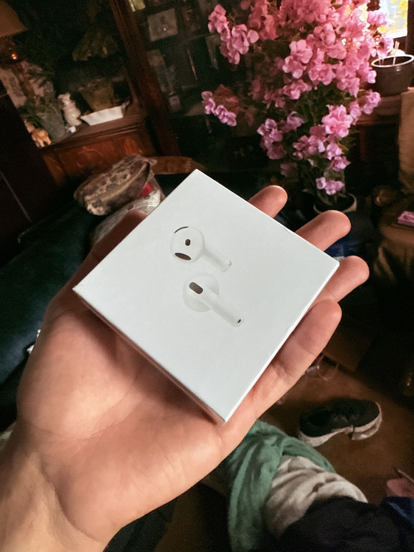 Airpods 4 (active noise cancellation)