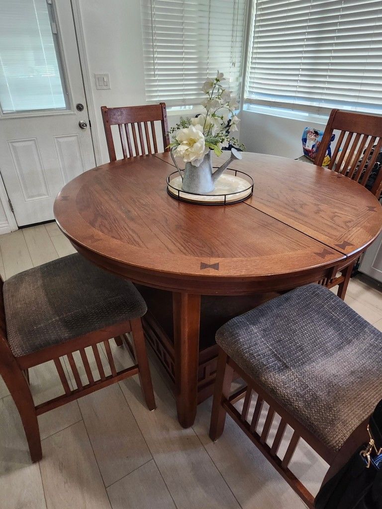 Table & Chairs