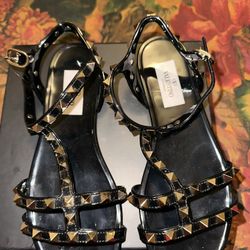 Valentino Garavani ROCKSTUD FLAT RUBBER SANDAL