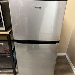 Whirlpool 4cu ft Refrigerator & Freezer 
