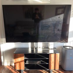 70” 4K Samsung TV and Media Console 