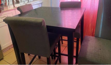 Modern 4-Piece Dining Set/ Comedor moderno de 4 sillas