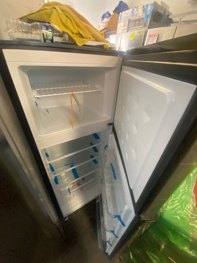 New Scratch&Dent Top Freezer Fridge 21" With 6 Months Warranty for Sale