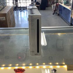 Wii WITH 2 CONTROLLERS AND NUNCHUCKS 