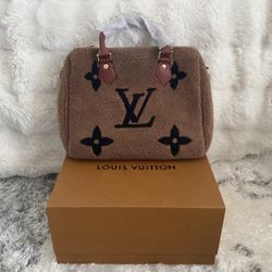 Brown Louis Vuitton Speedy Bandoulière with red leather trim and gold-tone