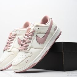 Nike SB Dunk Low Supreme co-branded
size 10