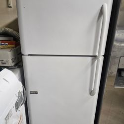 FRIGIDAIRE REFRIGERATOR EXCELLENT CONDITION/// 30 WIDE,, 29 LONG,,, 66 TALL ,, DELIVERY AVAILABLE FOR EXTRA FEE 