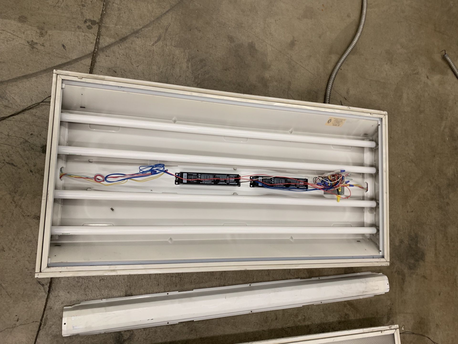 4’ fluorescent lights (2 units $