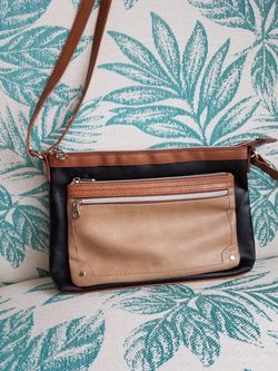 NWT "RELIC" PURSE ADJUSTABLE STRAP CROSSBODY/SHOULDER POCKET'S CUTE