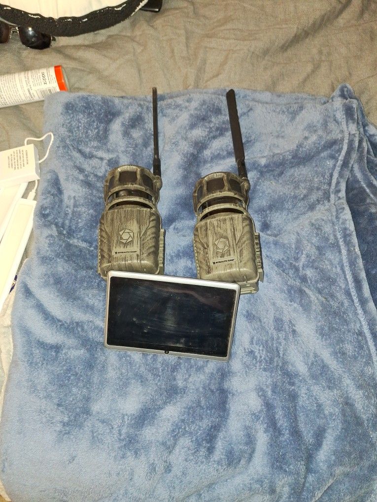360 Trail Cameras With 1 Year Of Cellular Service And A Card Reader Tablet