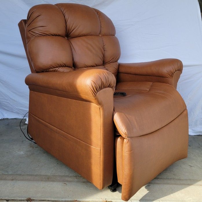 Golden PR515 Maxicomfort Cloud with Twilight Zero Gravity Lift Chair