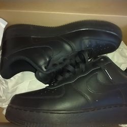 Air Force 1 Triple Black (Men 8.5)