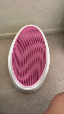 Portable baby bath support / stand