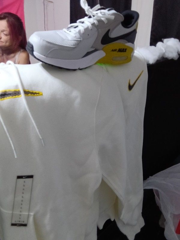 Nike Air Max Size 12 M /With Nike Sweatpants And Pullover Hoodie To match