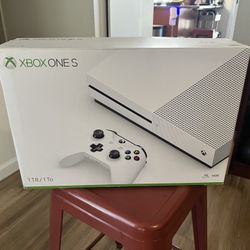 Xbox One S – 1TB (White) + Controller – Excellent Condition