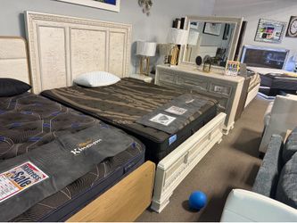 Country chic 🤠 Easy financing! Bedroom set! 💙
