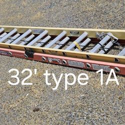 32' Werner fiberglass ladder -type 1A(300#)