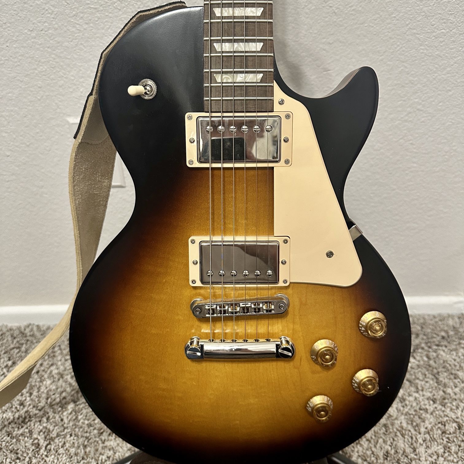 BARELY USED GIBSON LES PAUL TRIBUTE MODEL