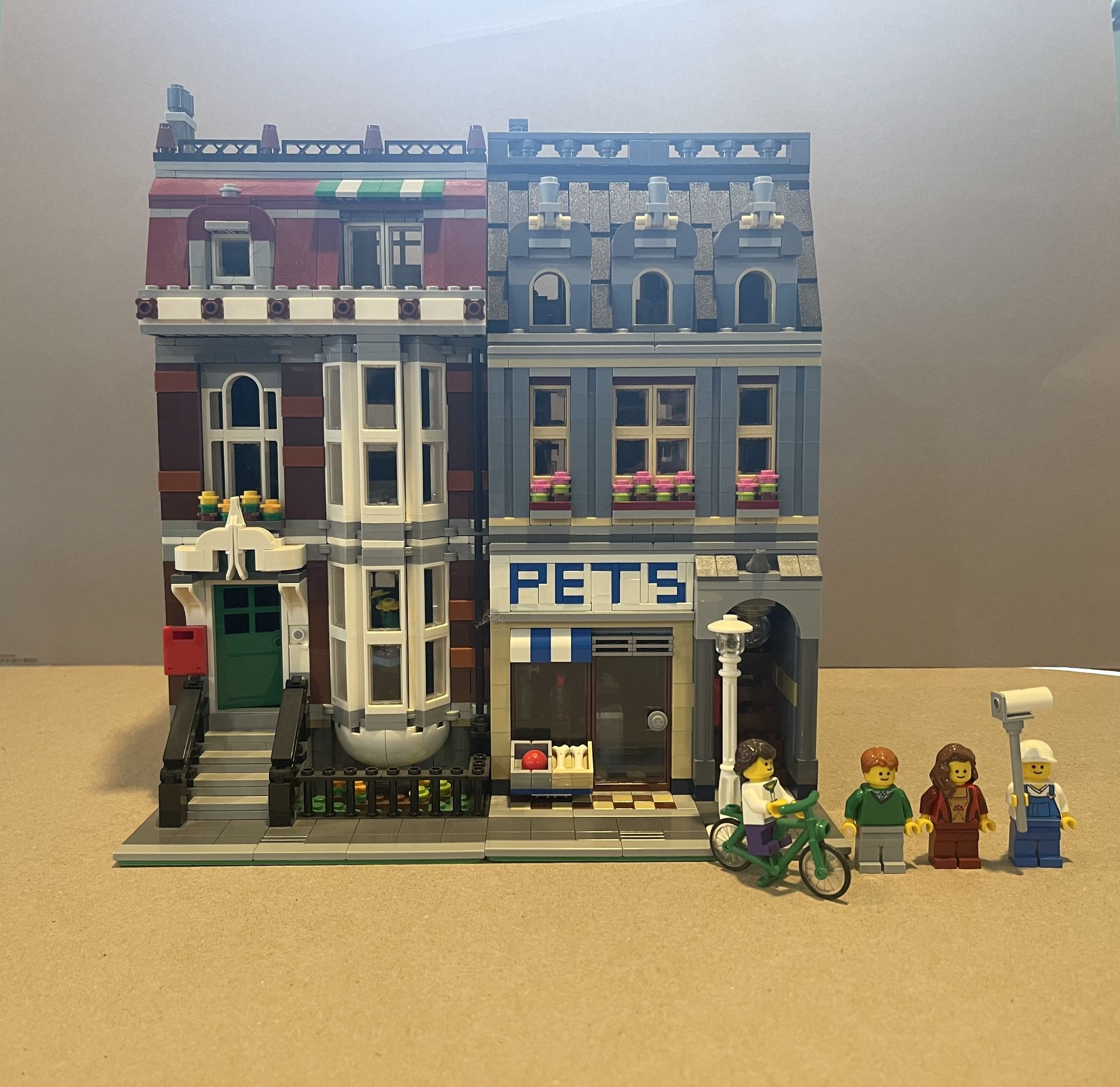 LEGO Creator Expert: Pet (10218) for Sale in Angeles, CA - OfferUp