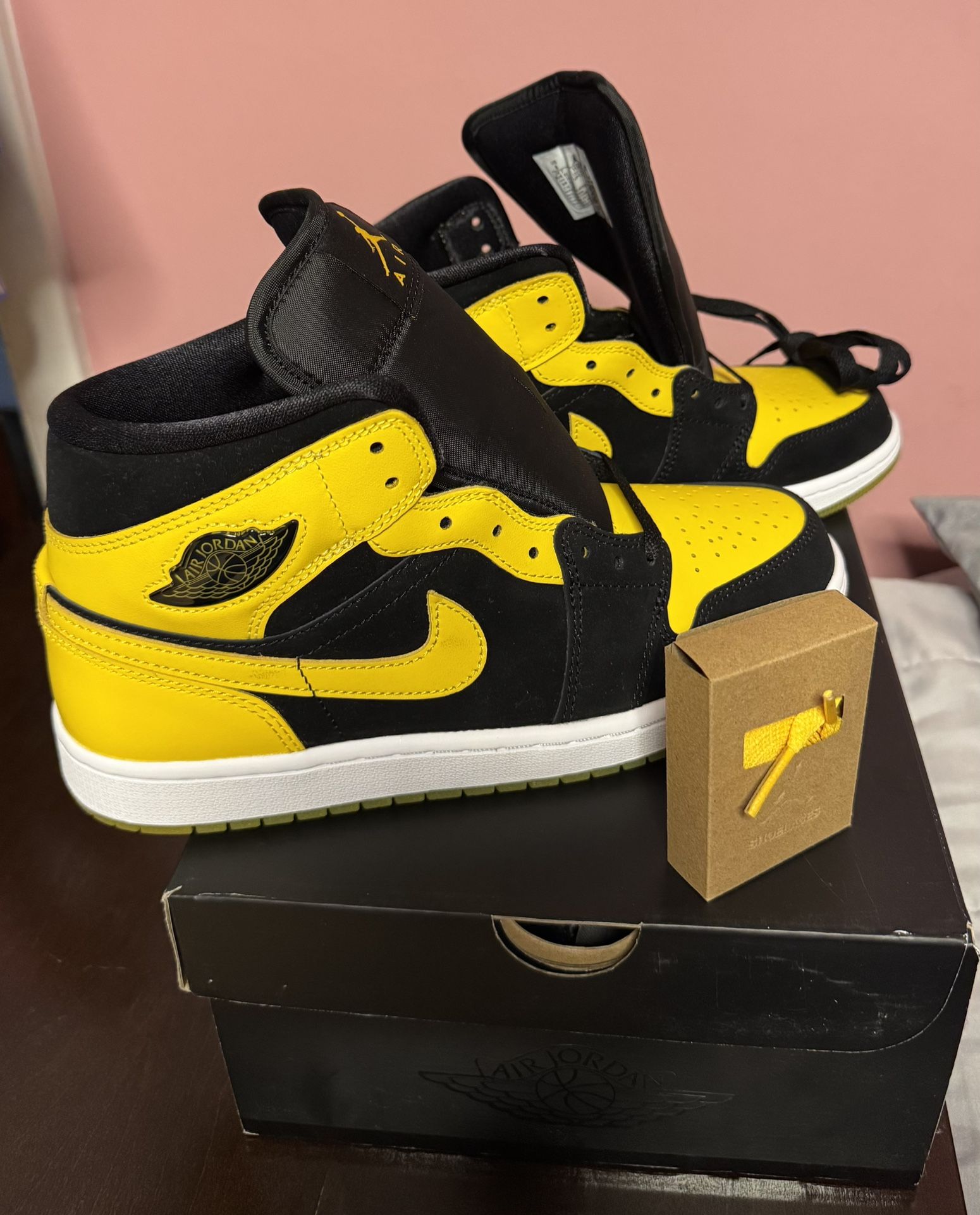 Jordan 1 High OG Black And Yellow NEW