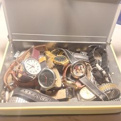 Caja de relojes todos aun precio.