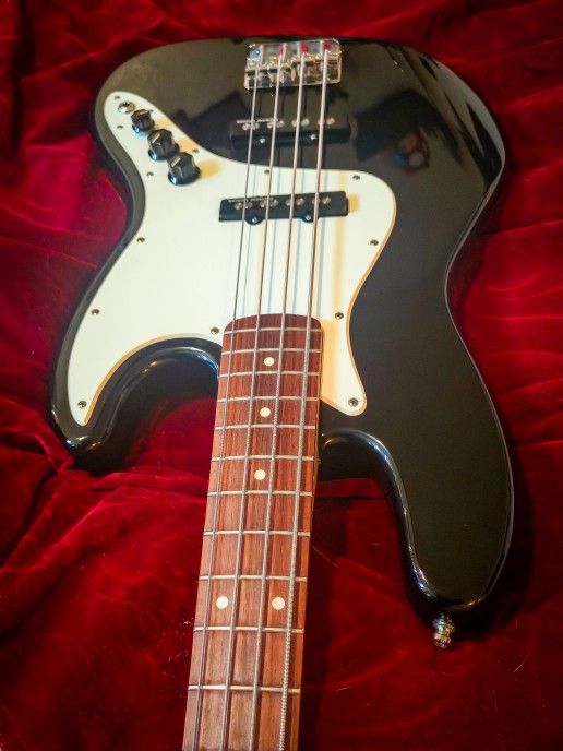 Fender Jazz Bass "Squier Series" With Seymour Duncan And HipShot Tuners Bass Guitar