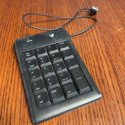 USB Wired Numeric Keypad – Plug & Play, Portable, Like New  USB Wired Numeric Keypad / Number Pad  Perfect for laptops without a number pad or anyone 