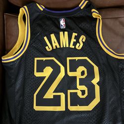 New Lakers Jersey James Size M
